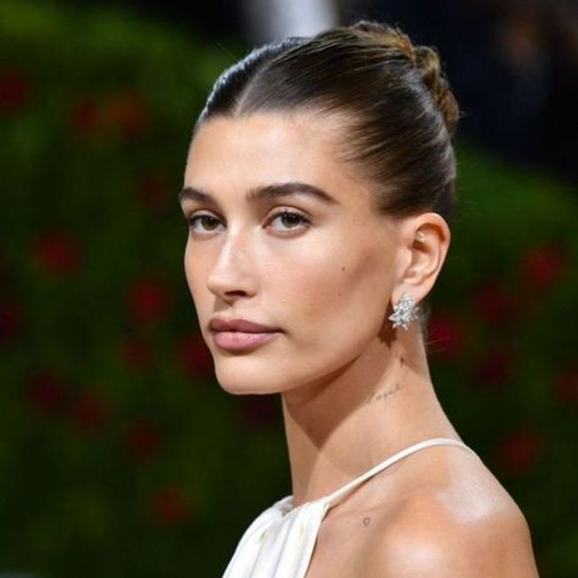 Hailey Bieber con Tirante Mema